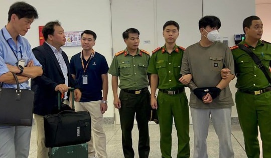 Bàn giao đối tượng giết người cho Cảnh sát Hàn Quốc