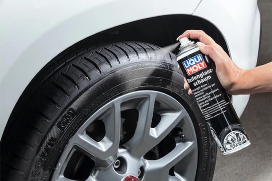 Có nên dùng dưỡng bóng lốp ô tô?