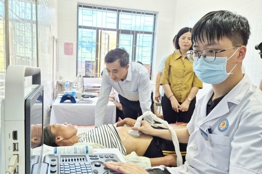 Hơn 1.000 người dân vùng lũ ở Hoà Bình được khám bệnh miễn phí