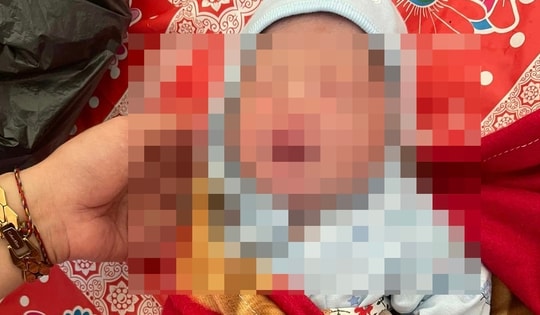 Cháu bé còn nguyên dây rốn bị bỏ rơi ở ngôi nhà xây dở