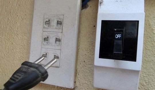 Sạc ô tô điện đồ chơi, một nam sinh tử vong