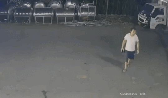 Khoảnh khắc xe máy phóng như 'bay' hất văng người đi bộ sang đường