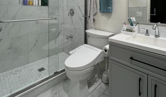 Mẹ 2 con 'flex' phòng tắm nhỏ, không cửa sổ nhưng gọn - sạch - thoáng, dân tình thi nhau xin bí kíp