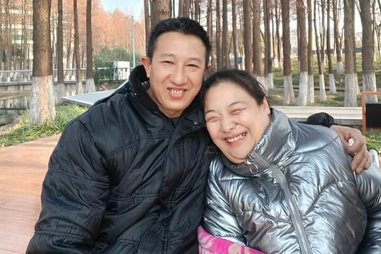 Người đàn ông lấy vợ bại não, đi đâu cũng đưa vợ theo