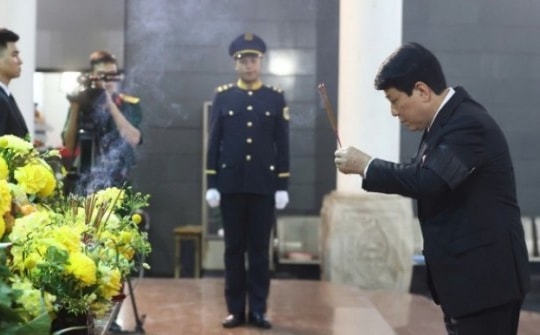 Thường trực Ban Bí thư Lương Cường cùng nhiều lãnh đạo viếng phu nhân Đại tướng Võ Nguyên Giáp