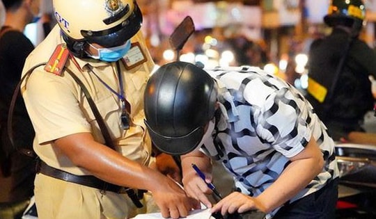 Từ 1/1/2025, 8 trường hợp có thể bị thu hồi giấy phép lái xe hàng triệu người cần chú ý