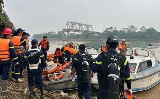 Vụ sập cầu Phong Châu: Người nhái tinh nhuệ của đặc công tìm kiếm nạn nhân mất tích