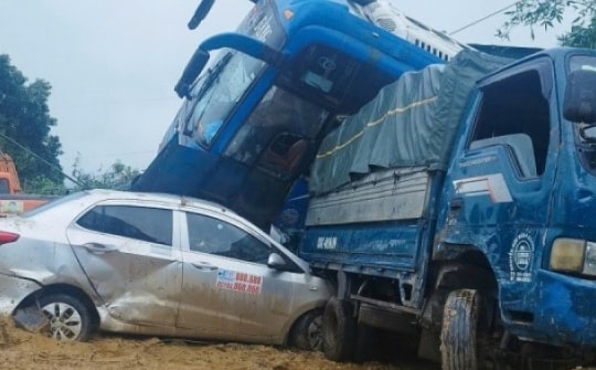 Hiện trường sạt lở vùi lấp nhiều nhà, xe ở Hà Giang