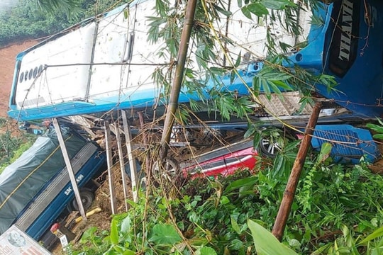 Mưa lớn gây sạt lở đất vùi lấp nhiều nhà dân, phương tiện