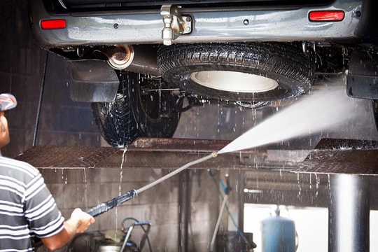 Có cần rửa gầm xe khi trời mưa liên tục?