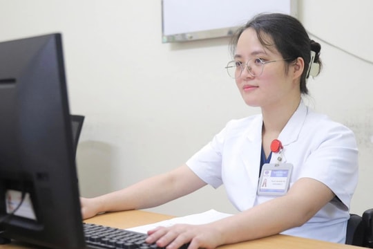 Nữ bác sĩ bị tấm kính quán cà phê đổ vào người đi làm trở lại