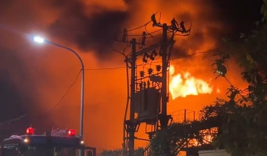 Hà Nội: Lại cháy xưởng sản xuất ở Hoài Đức, khói đen bốc cao cả chục mét