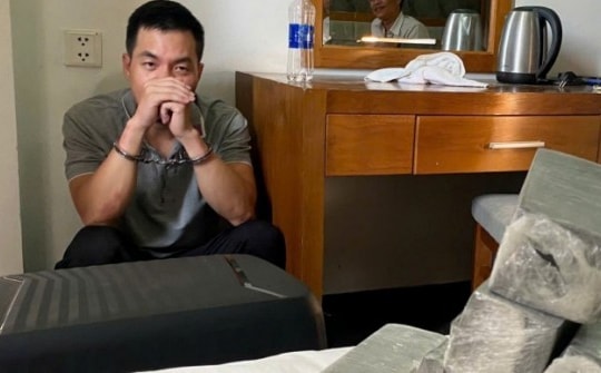 Bắt Việt kiều Mỹ "dỏm", lấy USD giả lừa 500 triệu đồng của người phụ nữ