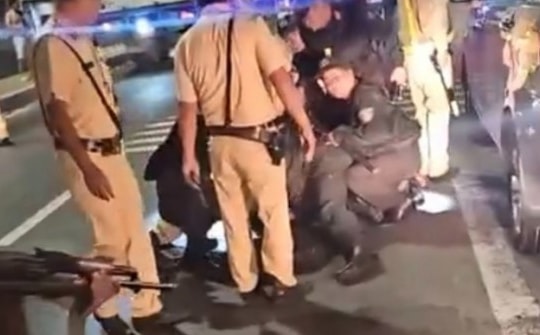 CLIP: Nổ nhiều phát súng bắt kẻ cướp taxi ở Cần Thơ chạy về Tiền Giang