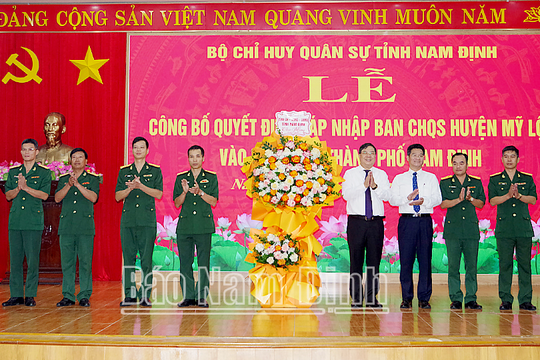 Sáp nhập Ban CHQS huyện vào Ban CHQS thành phố, bổ nhiệm chỉ huy đơn vị mới sáp nhập