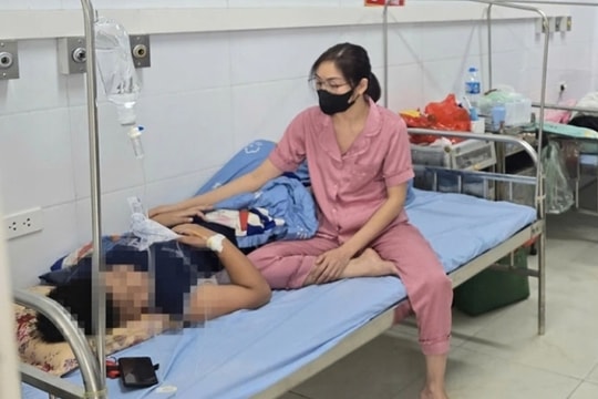 12 học sinh nhập viện sau khi uống nước ngọt miễn phí ở cổng trường