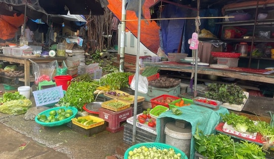 Bão số 3 đã qua nhiều ngày, rau xanh ở chợ dân sinh, siêu thị vì sao vẫn đắt đỏ?