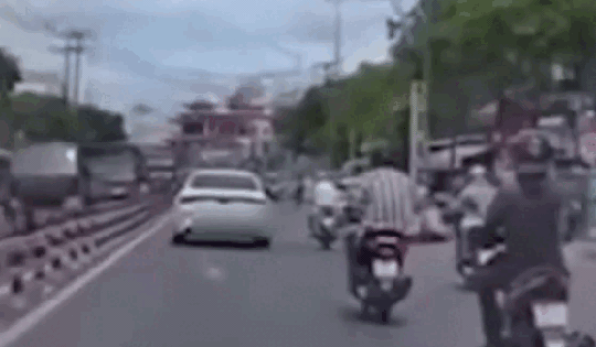 Mâu thuẫn khi tham gia giao thông, xe ô tô ép ngã xe máy, gây tai nạn liên hoàn