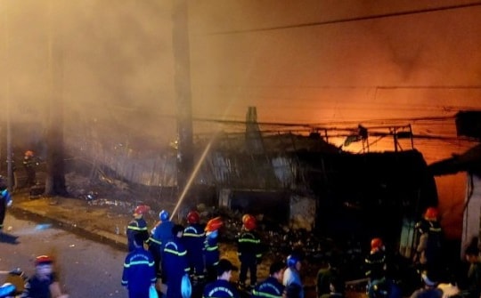 Cháy cửa hàng kinh doanh quần áo gần trường Đại học Đồng Tháp, phải sơ tán người dân