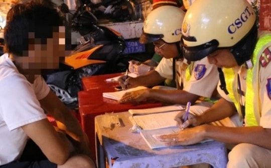 Phát hiện dao trong cốp xe, bằng lái không có trên hệ thống khi kiểm tra nồng độ cồn