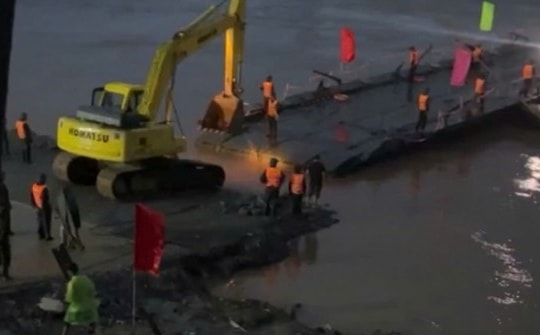 Tạm đóng cầu phao Phong Châu do nước sông Hồng lên cao