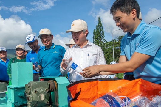 Vietnam Airlines tổ chức "Ngày hội Côn Đảo Xanh", chung tay vì đảo xanh, biển sạch