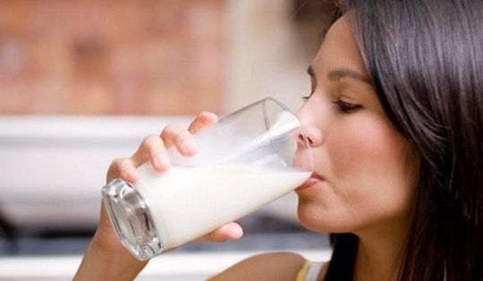 Nghiên cứu mới khiến nhiều người cân nhắc việc uống sữa vào buổi tối