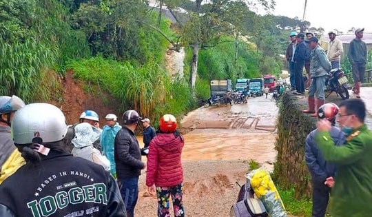 Xe tải bị nước cuốn trôi khi đi qua đập tràn, tài xế mất tích