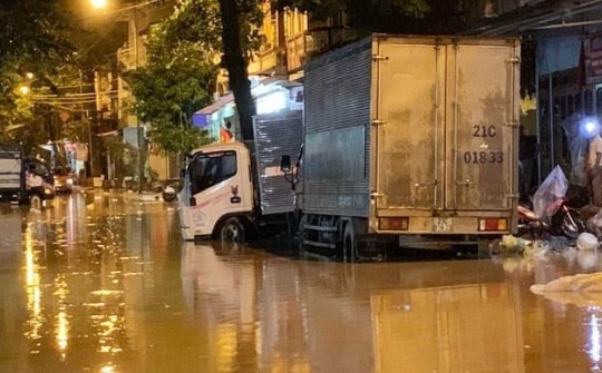 Lũ trên sông Hồng lên nhanh, nhiều điểm ở thành phố Yên Bái ngập trong đêm