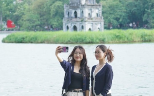 Không khí lạnh đổ bộ, người Hà Nội diện thêm áo ấm ra đường