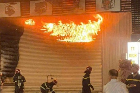 Hà Nội: Lửa cháy ngùn ngụt tại cửa hàng điện máy trên đường Nguyễn Văn Linh