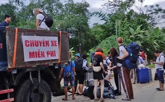 Nhiều du khách 'mắc kẹt' vì cung đường du lịch Mã Pì Lèng sạt lở