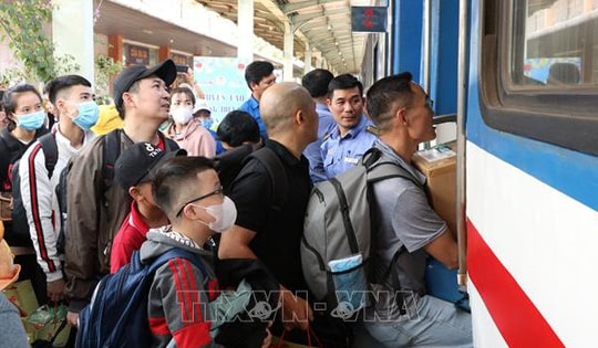 Hàng nghìn vé tàu, máy bay miễn phí cho người lao động về quê đón Tết 2025