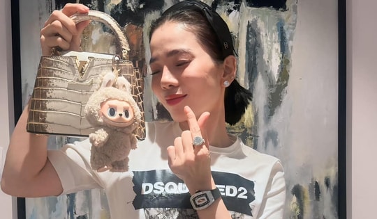 'Choáng' với bộ sưu tập kim cương 'khủng' của nữ ca sĩ yêu tình trẻ kém 12 tuổi