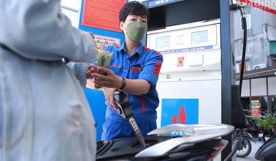 Giá xăng dầu đồng loạt giảm, xăng E5RON92 chỉ hơn 18.000 đồng/lít