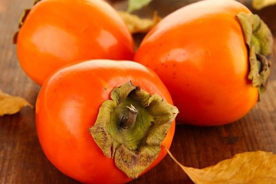 Quả hồng giòn ngon nhưng đại kỵ với nhóm người nào?