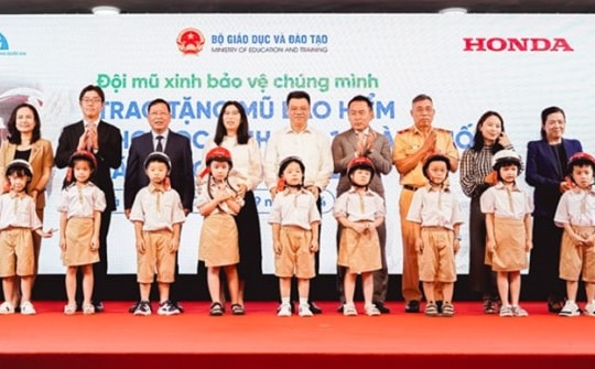 Honda Việt Nam trao tặng mũ bảo hiểm cho học sinh lớp Một năm học 2024 – 2025