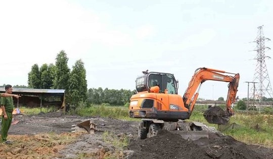 Vận chuyển gần 200 tấn tro xỉ về san lấp ruộng, 2 đối tượng bị khởi tố