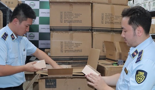 Thu giữ hơn 10.000 chai nước hoa không rõ nguồn gốc được bán trên TikTok