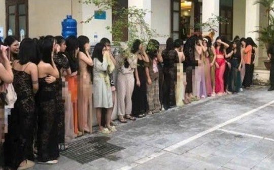 Hàng chục cảnh sát đột kích quán Karaoke - Massage G7 lúc rạng sáng