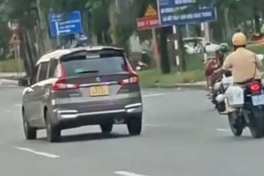 Lập biên bản người lái ô tô bỏ chạy, bị CSGT truy đuổi hơn 4 km ở Thủ Đức