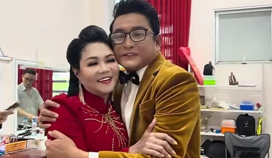 Một nữ NSƯT “lừa” đàn em đi hát, giờ đàn em trở thành NSND nổi tiếng, quyền lực