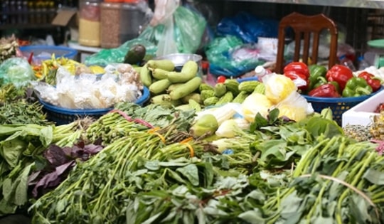 Giá rau xanh ở Hà Nội vẫn hỗn loạn sau gần một tháng bão Yagi càn quét