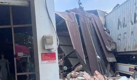 Xe container tông sập nhà dân ở TP.HCM, tài xế tử vong
