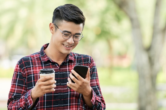 Chồng lưu ảnh bạn gái cũ về điện thoại ngắm