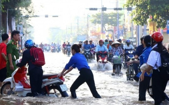 Triều cường vượt báo động 3, một số đường ở Cần Thơ ngập sâu