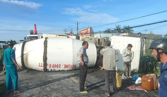 Xe bồn trộn bê tông bất ngờ bị lật, chắn ngang đường quốc lộ