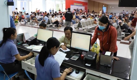 Ngày đầu mở bán vé tàu Tết, nhiều người xếp hàng từ mờ sáng ở ga Sài Gòn