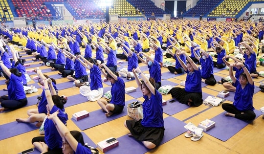 Gần 1.000 mẹ bầu ở Hà Nội đồng diễn Yoga gây mãn nhãn