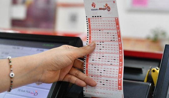 Bỏ ra vài chục ngàn đồng mua vé số, người phụ nữ bất ngờ nhận tin trúng giải đặc biệt của Vietlott